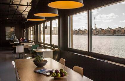 El hotel flotante Good, en los Victoria docks en Londres.