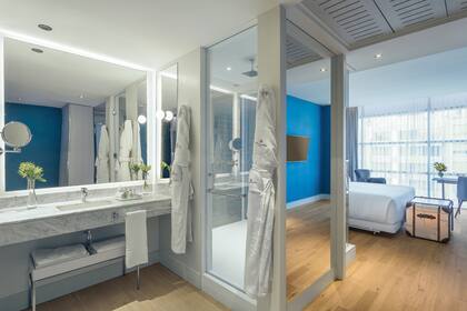 El hotel fue realizado por el arquitecto Sergio Echeverría Edwards y cuenta con un estilo inglés combinado con un toque contemporáneo del diseñador británico Timothy Oulton.