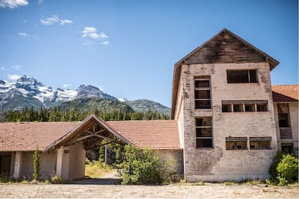 El Hotel Futaleufú está ubicado en el Complejo Hidroelectrico Futaleufú, a 12 kilómetros de la ciudad de Trevelin, Chubut