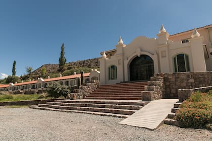 El Hotel Huacalera, construido en los años 40, de estilo neocolonial, fue reacondicionado con amplios espacios intervenidos por artistas locales.