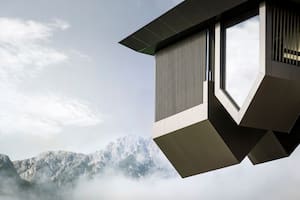 El Hotel Hubertus en las montañas de Italia ofrece a sus huéspedes este spa invertido en el aire como espacio de relajación con piscinas y diferentes salas
