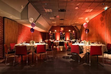 El hotel Inntel Amsterdam Zaandam, en Zaandam, Países Bajos. El salón de eventos llama la atención por su extravagante decoración.