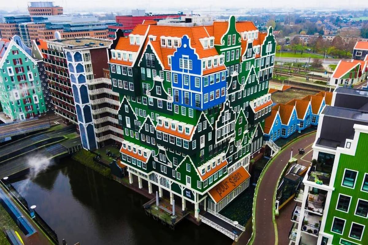 El hotel Inntel Amsterdam Zaandam, en Zaandam, Países Bajos, es famoso por su diseño arquitectónico, que combina 70 fachadas de casas al estilo tradicional de la región.