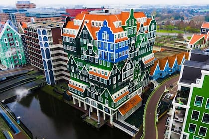 El hotel Inntel Amsterdam Zaandam, en Zaandam, Países Bajos, es famoso por su diseño arquitectónico, que combina 70 fachadas de casas al estilo tradicional de la región.