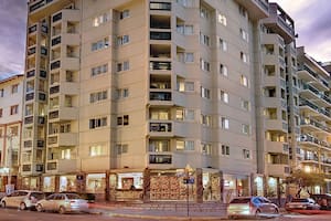 El Hotel Interlaken de Bariloche, de donde cayó el adolescente hace algunas semanas.