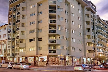 El Hotel Interlaken de Bariloche, de donde cayó el adolescente hace algunas semanas.