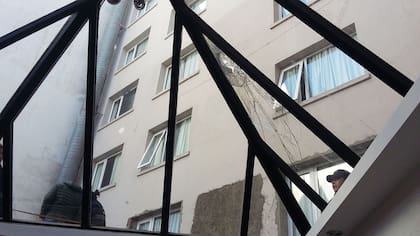El lugar donde impactó el estudiante luego de caer de un 4° piso en el hotel interlaken de Bariloche