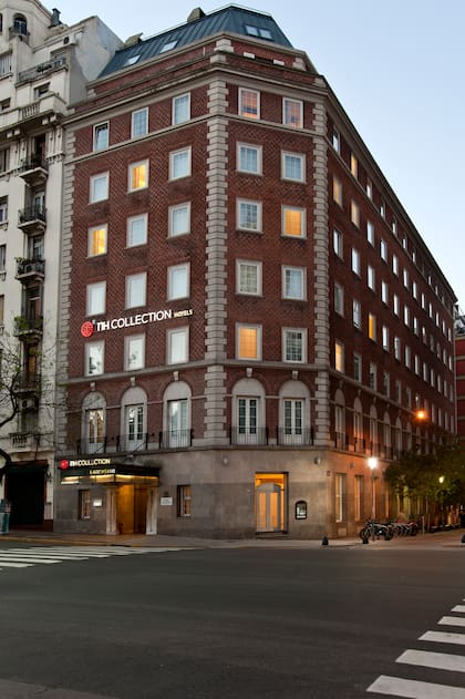 El Hotel Lancaster con su arquitectura inglesa