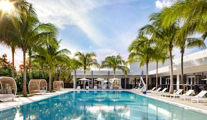 El hotel Le Méridien cuenta con pileta climatizada al aire libre