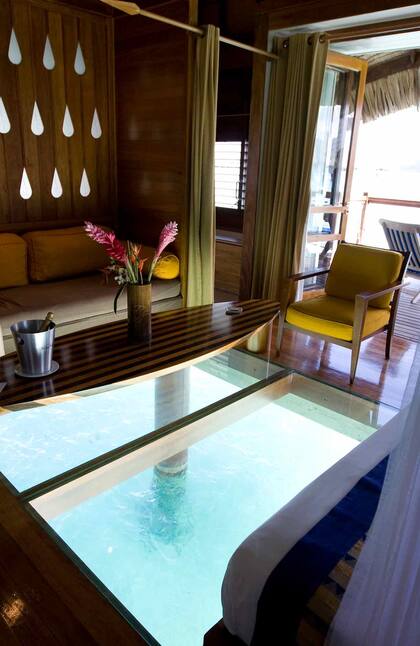 El piso de vidrio en un bungalow del hotel Le Meridien Bora Bora.