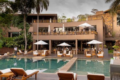 El Hotel Loi Suites Cataratas está inmerso en la selva, tiene habitaciones amplias y servicios de primer nivel.