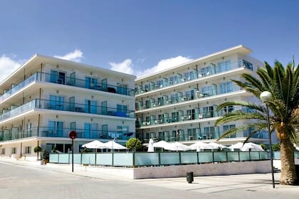 El Hotel MiM Mallorca se alza a metros del mar con una fachada sobria y líneas limpias, tras una reforma integral que lo transformó en un hotel exclusivo para adultos