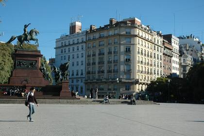 El hotel NH se ubica frente a Plaza San Martín y a pocas cuadras de Avenida 9 de Julio y del casco histórico porteño, así como de Puerto Madero y del centro financiero de la ciudad