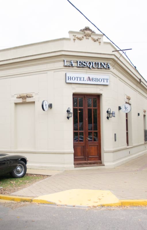 El hotel ocupa la esquina más icónica del pueblo rural, un importante rescate patrimonial