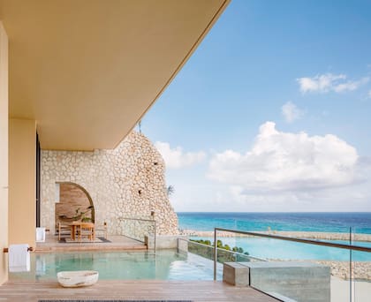 El hotel ofrece un momento relajante en Muluk Spa, una experiencia holística con vista al mar.