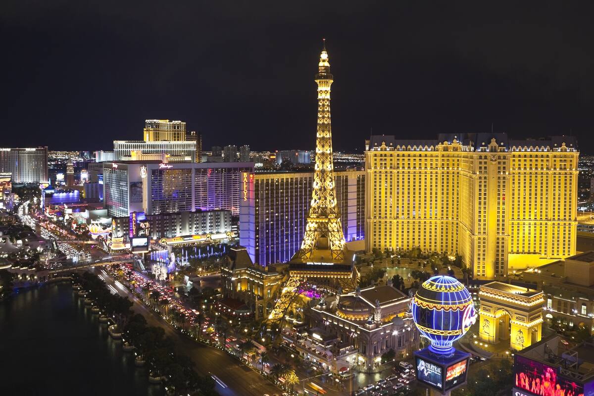 El hotel París las Vegas incluye una réplica de la Torre Eiffel (a mitad de escala), del Arco de Triunfo y de la Plaza de la Concordia