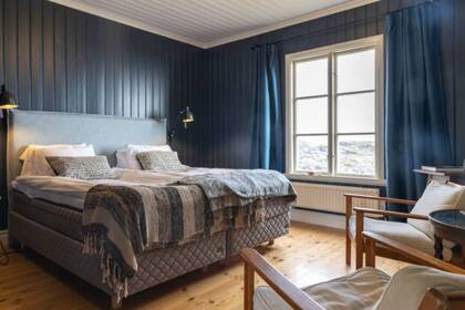 El hotel está inspirado en la isla, así que tanto la decoración como los muebles están orientados a la temática marítima en tonos azulados y tienen vista al faro, ya que persiguen el objetivo de poder admirar el lugar enteramente