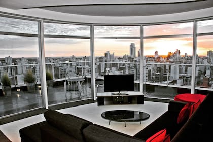 El hotel, que fue elegido como el mejor de Argentina y se ubicó en el puesto 20 de Sudamérica por los usuarios de TripAdvisor, ofrece una vista espectacular en sus últimos pisos