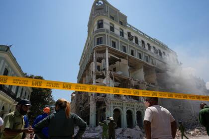 El Hotel Saratoga de cinco estrellas sufre graves daños tras una explosión en La Habana Vieja, Cuba, el viernes 6 de mayo de 2022. (AP Foto/Ramon Espinosa)