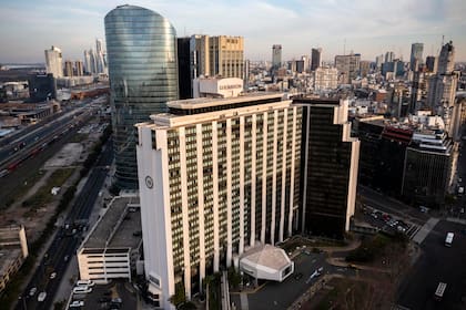 El hotel se inauguró el 27 de agosto de 1972, un gigante de cemento de 61.500 metros cuadrados distribuidos en 24 pisos
