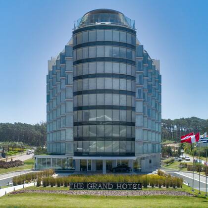 El hotel se levanta en Av. Del Mar y la Rambla y fue ideado por la oficina de arquitectura de Marcelo Daglio, en colaboración con Michael Kirschman, con base en Nueva York.