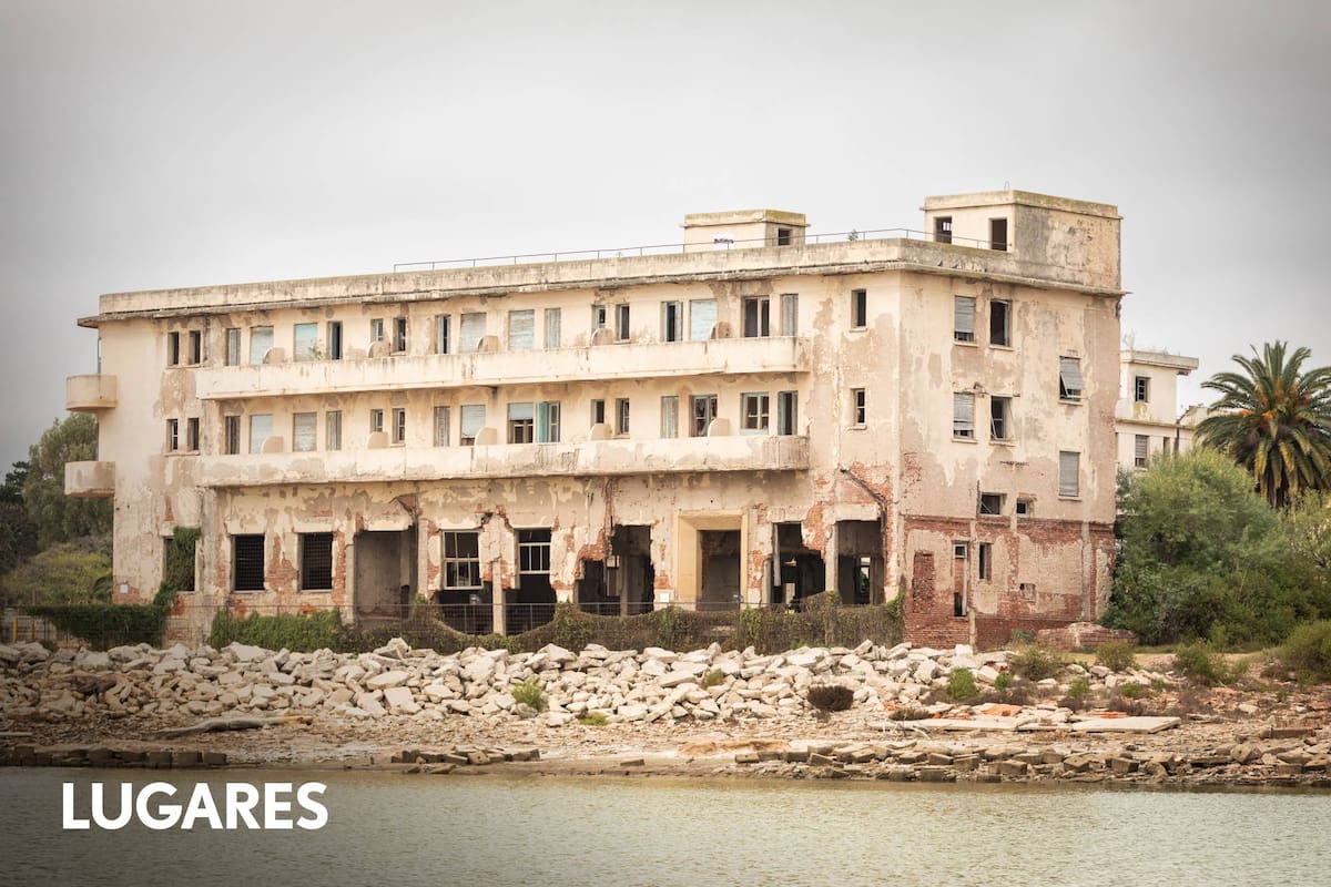 El hotel sufrió el embate de las aguas de la laguna