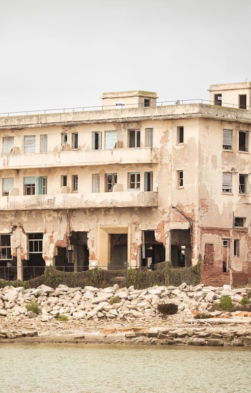 El hotel sufrió el embate de las aguas de la laguna