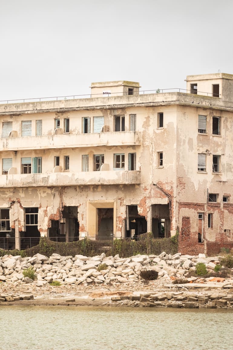 El hotel sufrió el embate de las aguas de la laguna