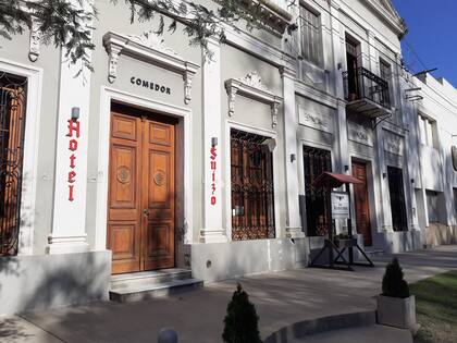 El Hotel Suizo y sociedad de canto Harmonie.