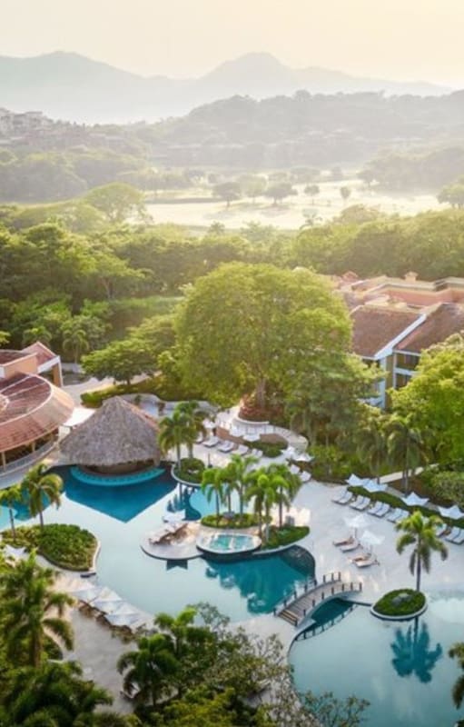 El hotel The Westin Reserva Conchal, el primer alojamiento todo incluido en Latinoamérica en ser declarado 'Carbono Positivo', ubicado en Reserva Conchal (Costa Rica). El país se encuentra inmerso en avanzar en el desarrollo de una industria turística equilibrada, respetuosa con el entorno, con la identidad nacional y con las personas, al mismo tiempo que se adapta a la demanda de unos viajeros que cada vez son más conscientes de la implicación de sus actividades en el destino y que tienen apetito por experiencias sostenibles
