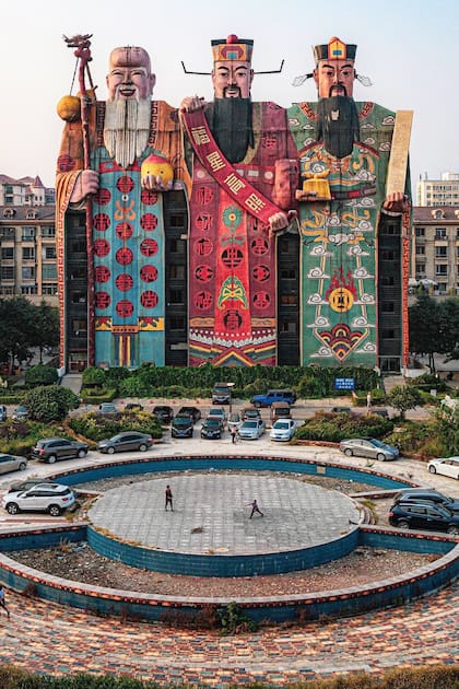 El hotel Tianzi tiene la imagen de tres dioses chinos a lo largo de los diez pisos del edificio con gran variedad de habitaciones