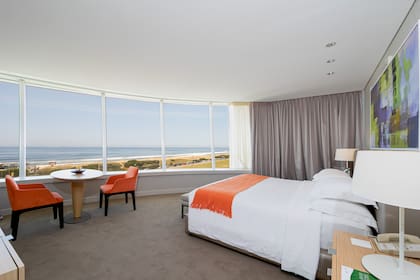 El hotel tiene 118 habitaciones -de entre 31 y 160 m2- con vista al mar.