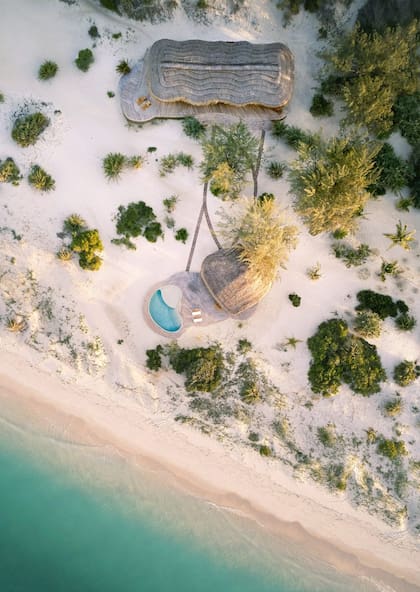 El hotel tiene 12 villas con techo de paja dispuestas en medio de las dunas.