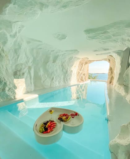 El hotel tiene una pileta adentro de una cueva