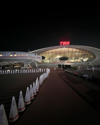 El Hotel TWA está dentro del Aeropuerto Internacional John F. Kennedy y es un verdadero hito de los 60