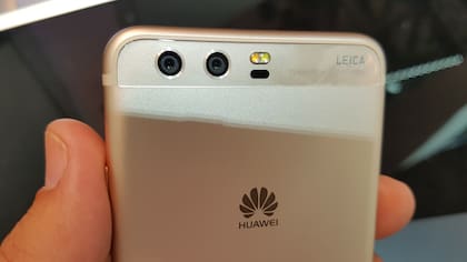 Las dos cámaras del P10 (una color, una blanco y negro) comparten la información para mejorar la calidad de las imágenes