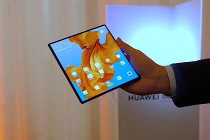 El Huawei Mate X con la pantalla abierta