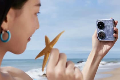 El Huawei Pocket 2 tiene cuatro cámaras externas, y un sensor de rayos utravioletas para cuidar la piel