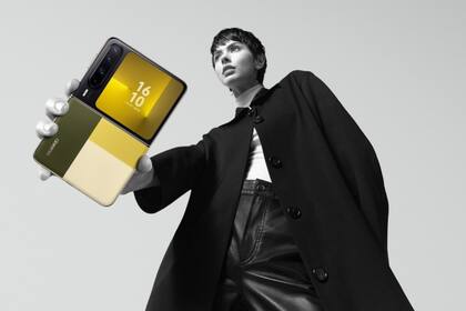 El Huawei Pura X es un smartphone con pantalla plegable tipo flip (con tapita), pero con un diseño más ancho que lo hace parecerse a un fold (tipo libreta)