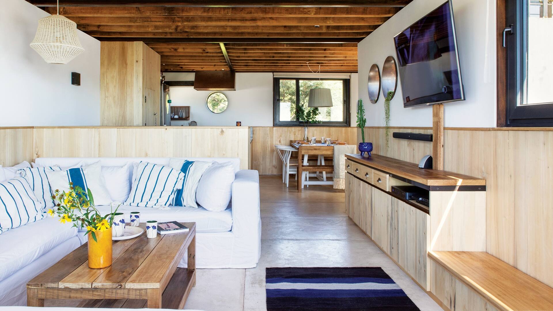 El hueco de la escalera hace de separador entre la cocina y el living.