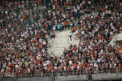 El hueco en el medio de la popular, donde antes estaba la barra brava