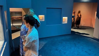 El hueco en la exposición del museo de Viena donde se exhibía un collar decorado con más de 600 diamantes antes de que unos ladrones rompieran el cristal y se lo llevaran