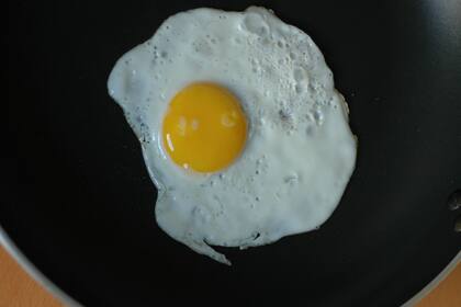 El huevo contiene varios nutrientes esenciales para la salud, como la vitamina D, vitamina B12, Selenio y Colina