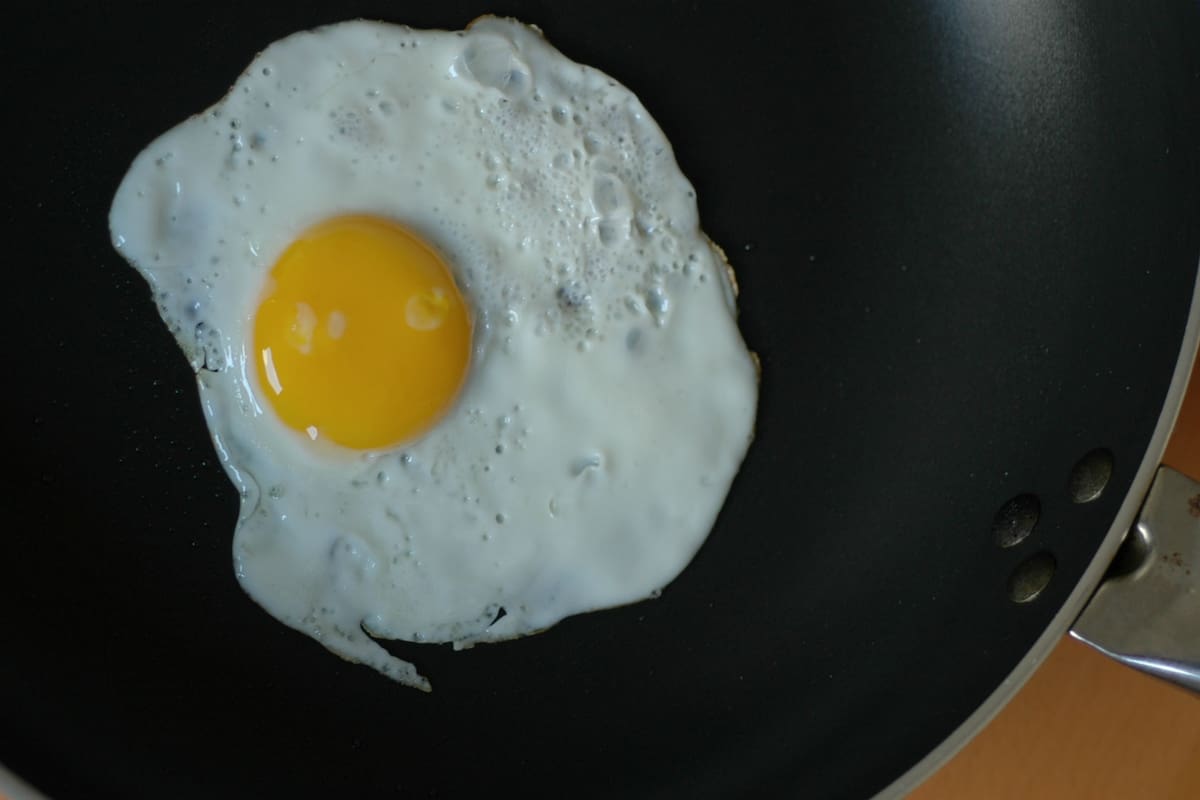 El huevo contiene otros nutrientes esenciales para la salud, como la vitamina D, vitamina B12, Selenio y Colina