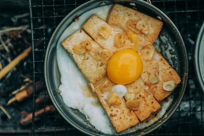 El huevo frito parece ser uno de los platos más sencillos para cocinar, siempre y cuando se lleven adelante los pasos adecuados (imagen ilustrativa)