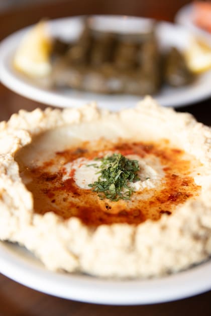 El hummus de la casa es cremoso y de un sabor único