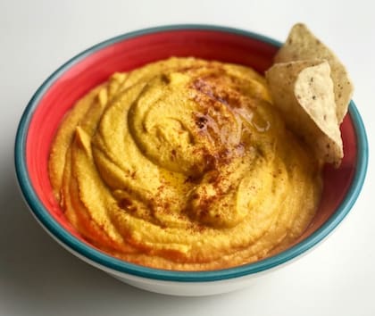 El hummus de zanahoria es una propuesta rica y nutritiva que podés compartir con grisines