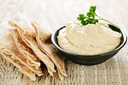 El hummus es una salsa con base de garbanzos y comúnmente puede añadirse ajo y especias