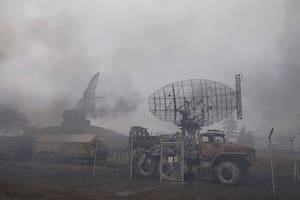 El humo cubre Mariupol, en Ucrania, tras los ataques rusos. (AP Photo/Evgeniy Maloletka)