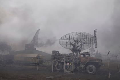 El humo cubre Mariupol, en Ucrania, tras los ataques rusos. (AP Photo/Evgeniy Maloletka)